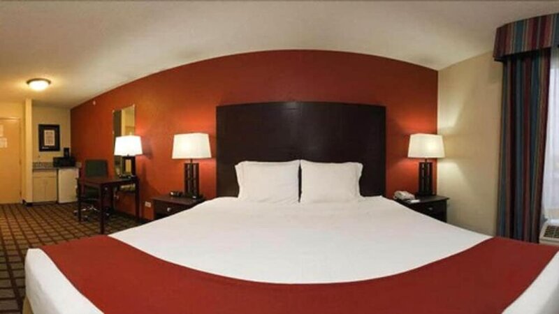 Гостиница Holiday Inn Express Hotel & Suites Chicago-Algonquin, an Ihg Hotel