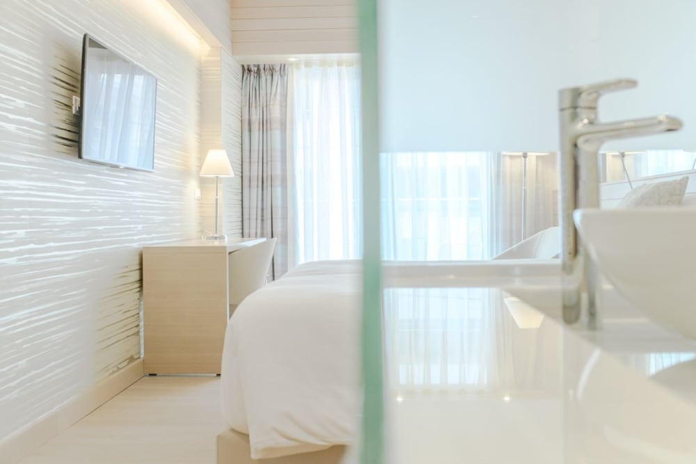 Фото Mediterranean Hotel