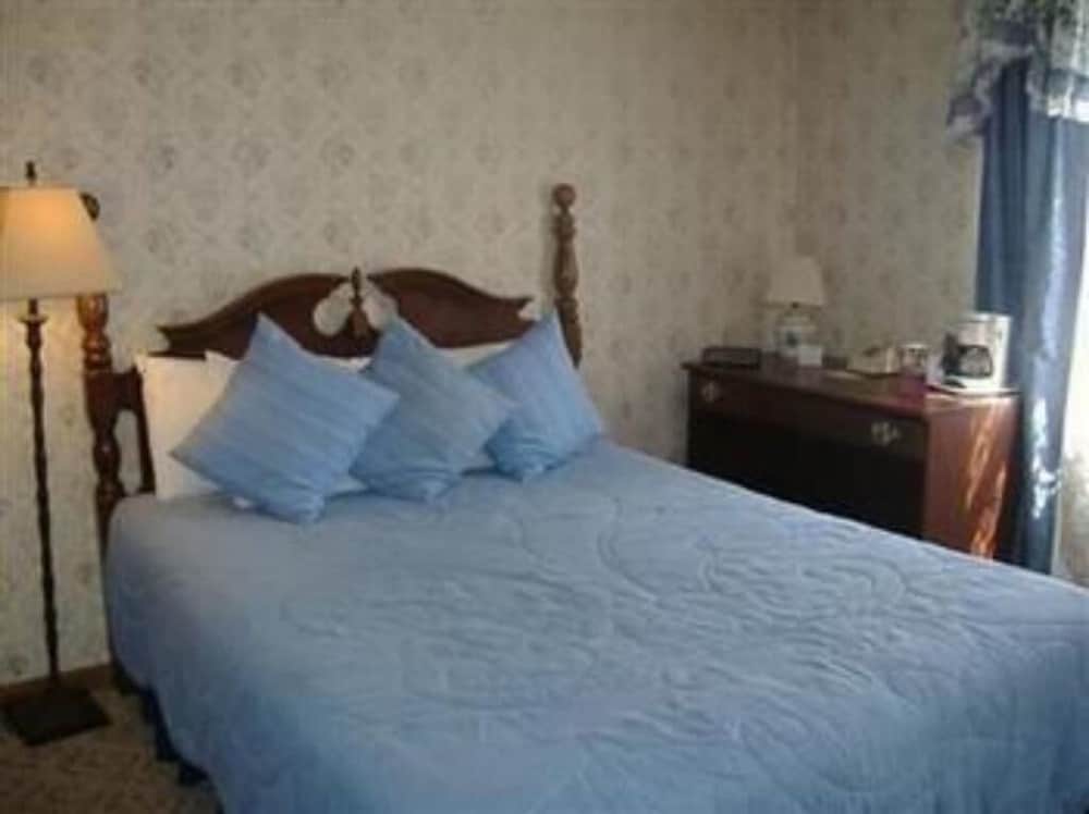 Фото Sturbridge Country Inn