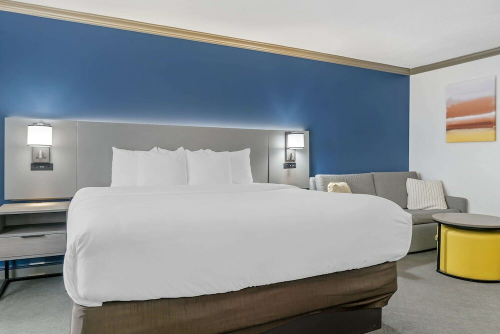 Фото Comfort Inn Plainwell