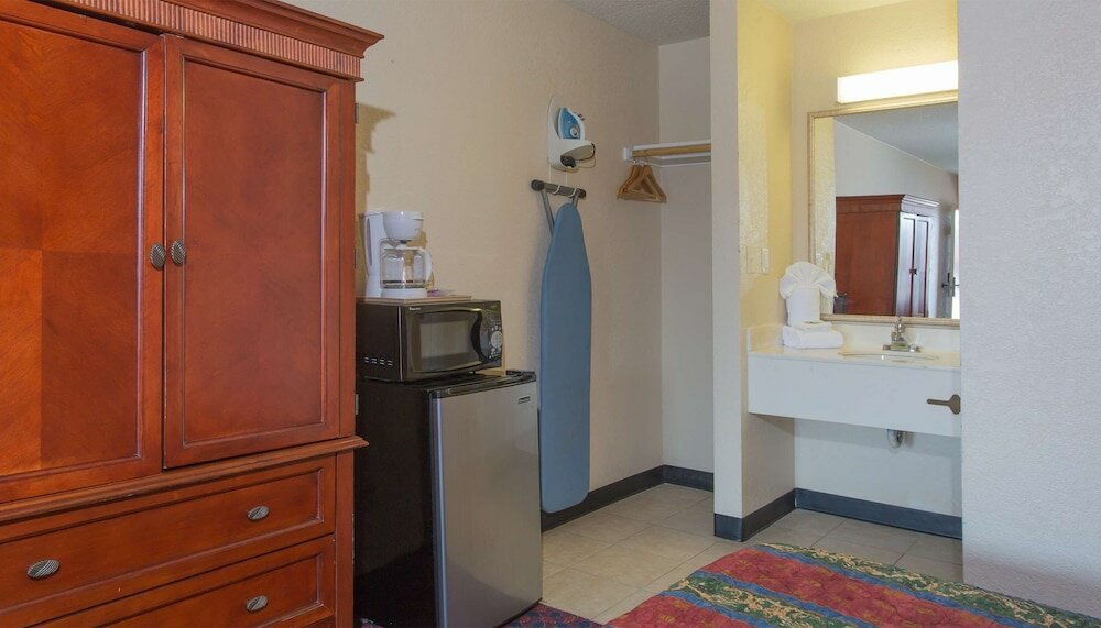 Фото Studios and Suites 4 Less Battlefield Blvd