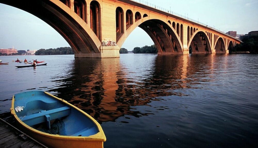 Фото Melrose Georgetown Hotel