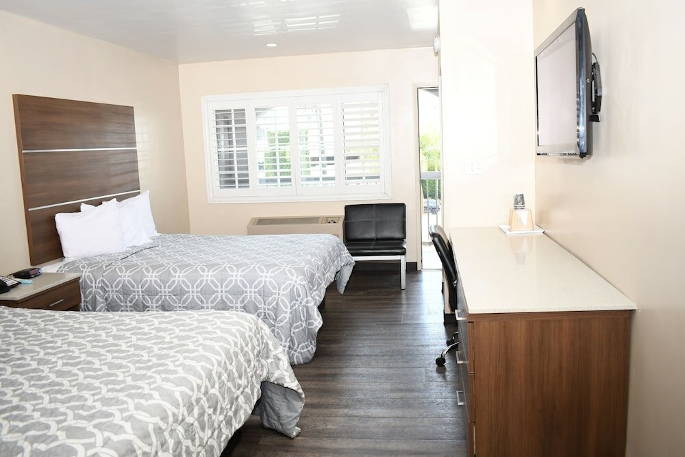 Фото Travelodge by Wyndham Long Beach Convention Center