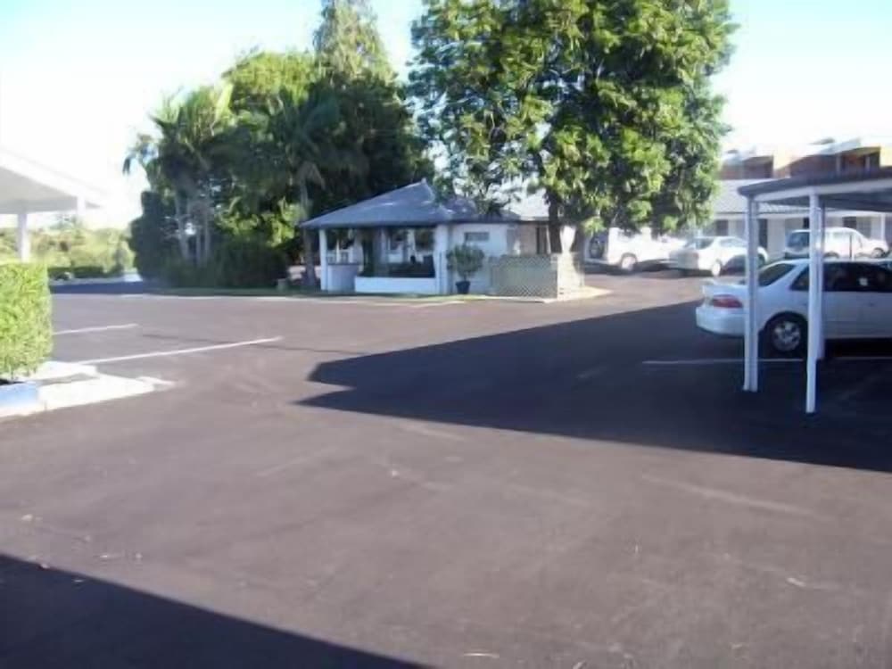 Фото Colonial Court Motor Inn