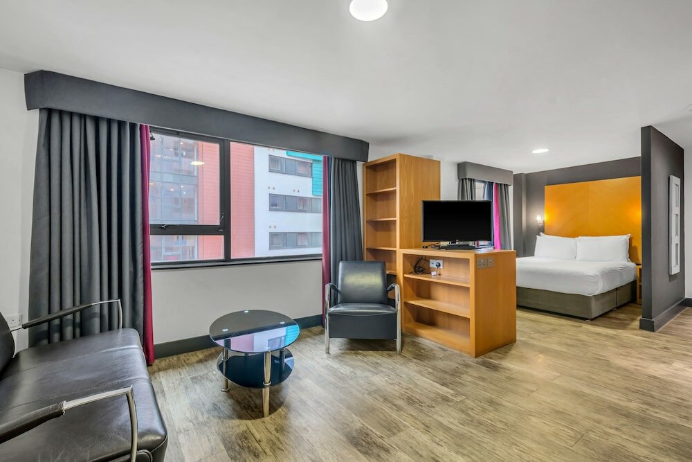 Фото Roomzzz Leeds City West