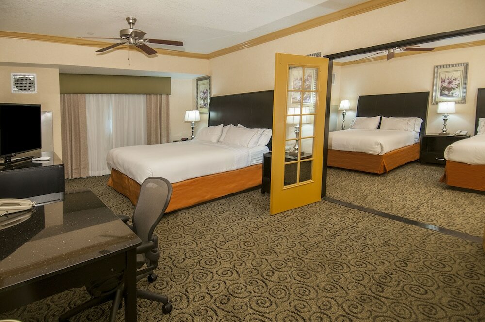 Фото Holiday Inn Express and Suites Bakersfield Central, an Ihg Hotel