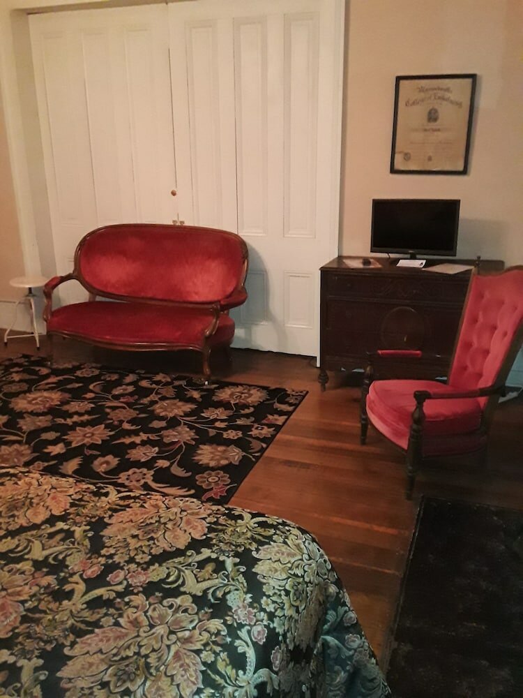 Фото Hall Place Bed and Breakfast