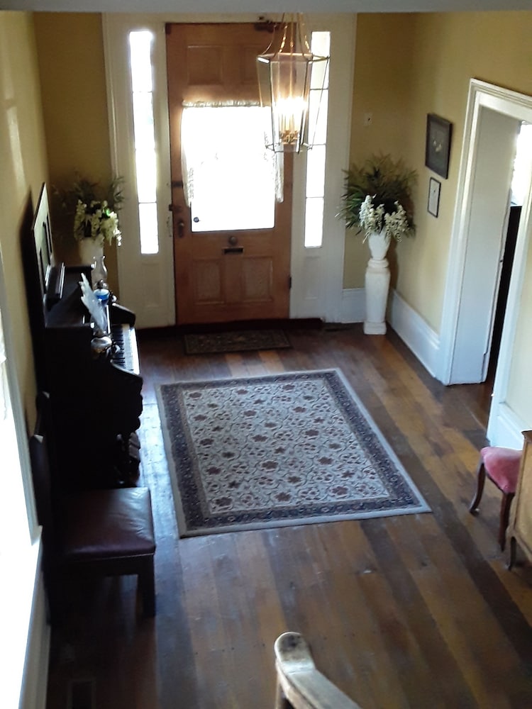 Фото Hall Place Bed and Breakfast