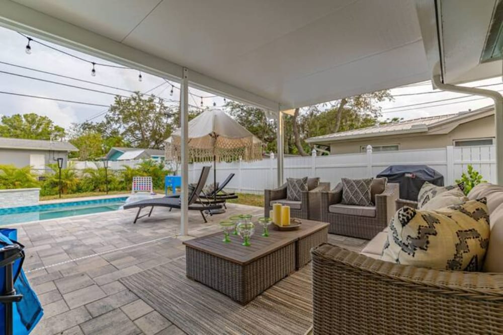 Фото 12th Ct Charming Oasis With New Pool