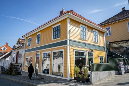 Гостиница Vibrant Apartment on Bustling Street, Above a Restaurant Perfect for Tourists