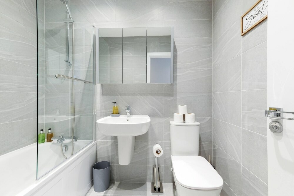 Фото 2 Bdrm Penthouse with parking Wycombe