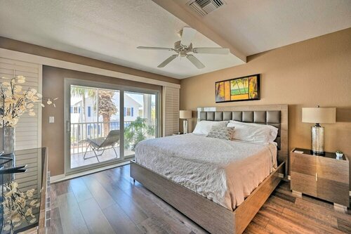 Гостиница Marco Island Condo w Shared Pool & Hot Tub!