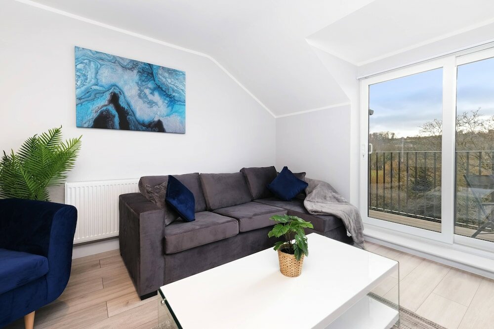 Фото 2 Bdrm Penthouse with parking Wycombe