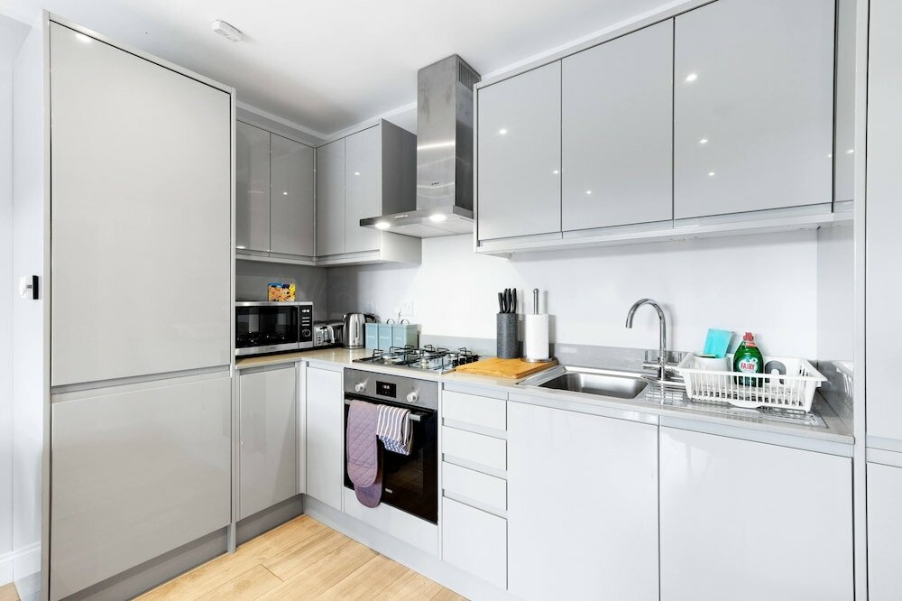 Фото 2 Bdrm Penthouse with parking Wycombe