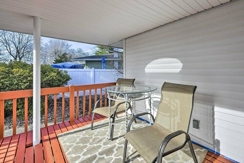 Гостиница Quiet Commack Cottage w Pool, 8 Mi to Beach! в Коммаке