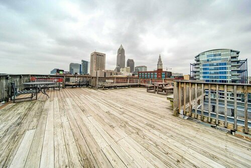 Гостиница Waterfront Cleveland Apt ~ 1 Mi to Downtown в Кливленде