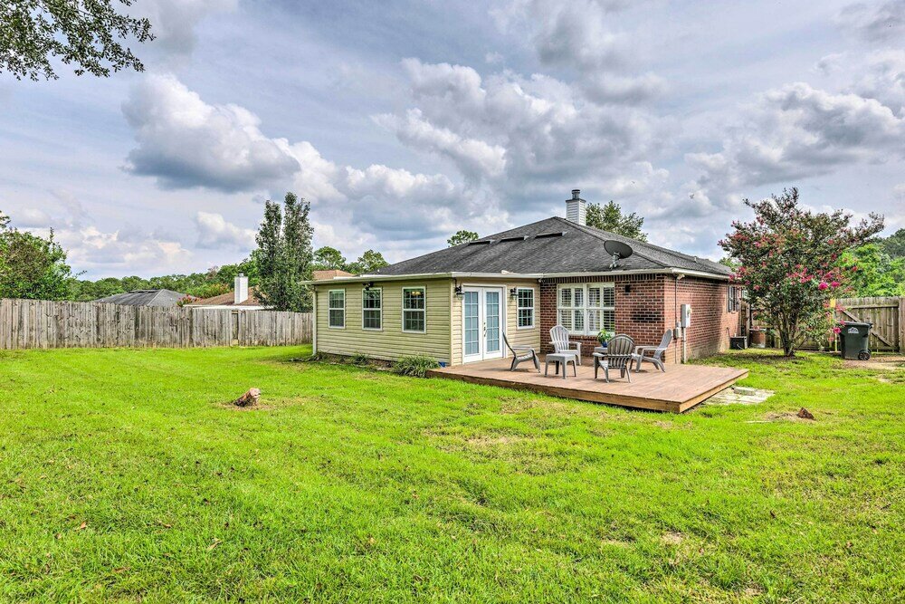 Фото Spacious Home w Sunroom, 15 Mi to Pensacola!