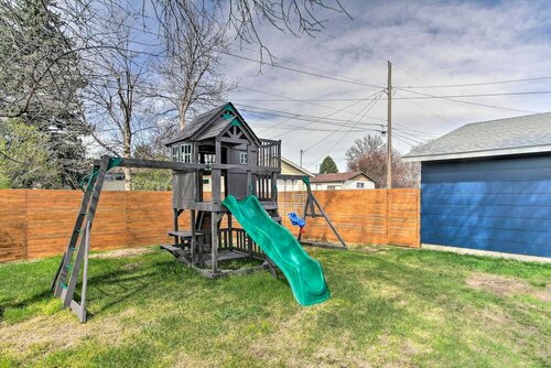 Гостиница Sleek & Modern Great Falls Gem: Hot Tub, Yard в Грейт-Фоллс