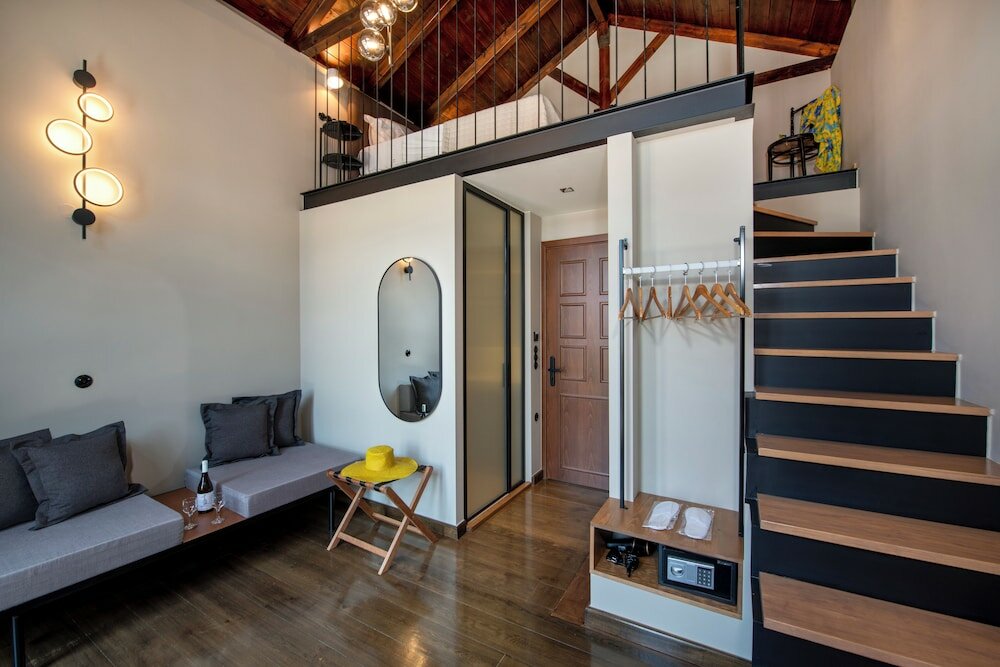 Фото Mosaic Venetian Harbour Suites