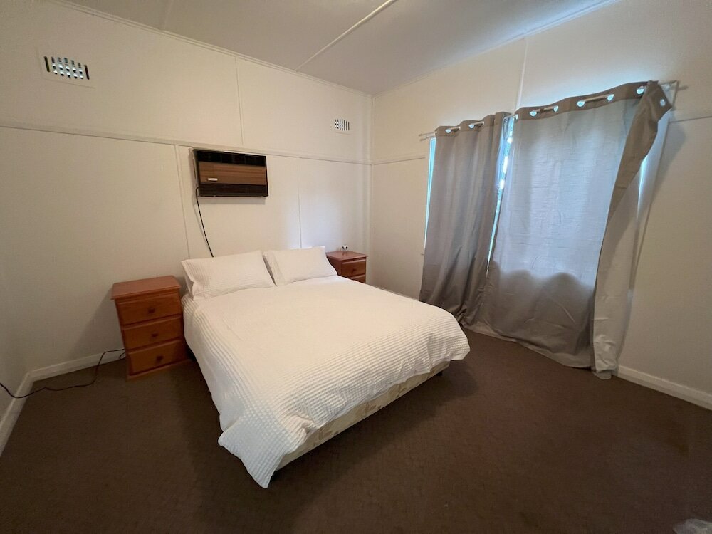 Фото Pet Friendly 2 Bedroom Cottage with Yard