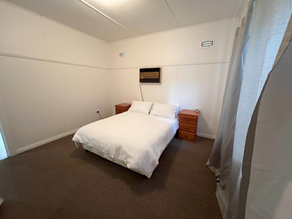 Фото Pet Friendly 2 Bedroom Cottage with Yard