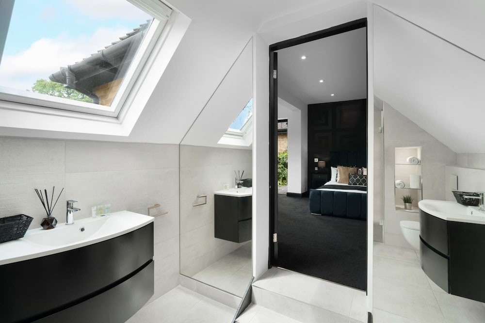 Фото Luxury Designer Mansion in West Midlands Countryside