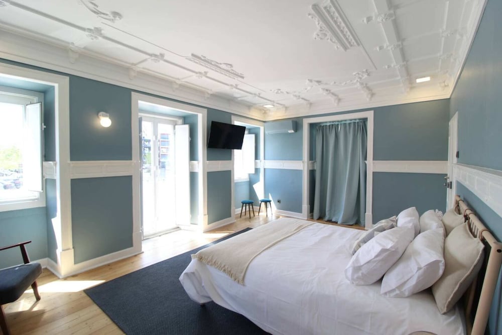 Фото Lovely Bedroom With Patio in Lisbon