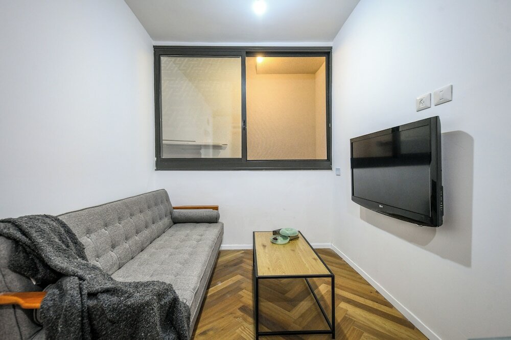 Фото Stylish 3br Apt with Patio in the City