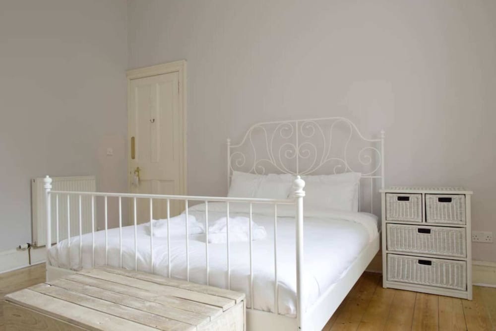 Фото Spacious 4bd Terraced Flat - Edinburgh Old Town