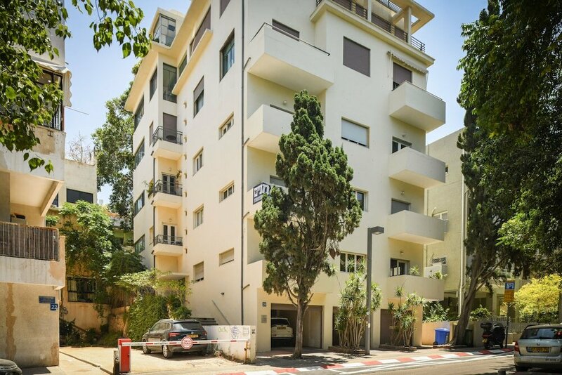 Апартаменты Charming 2br Apt w a Breathtaking Patio в Тель-Авиве