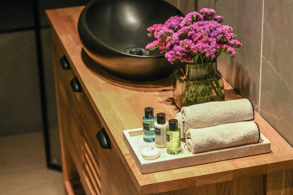 Фото Stylish 3br Apt with Patio in the City