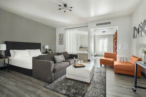Гостиница Hotel Casa 425 + Lounge в Помоне