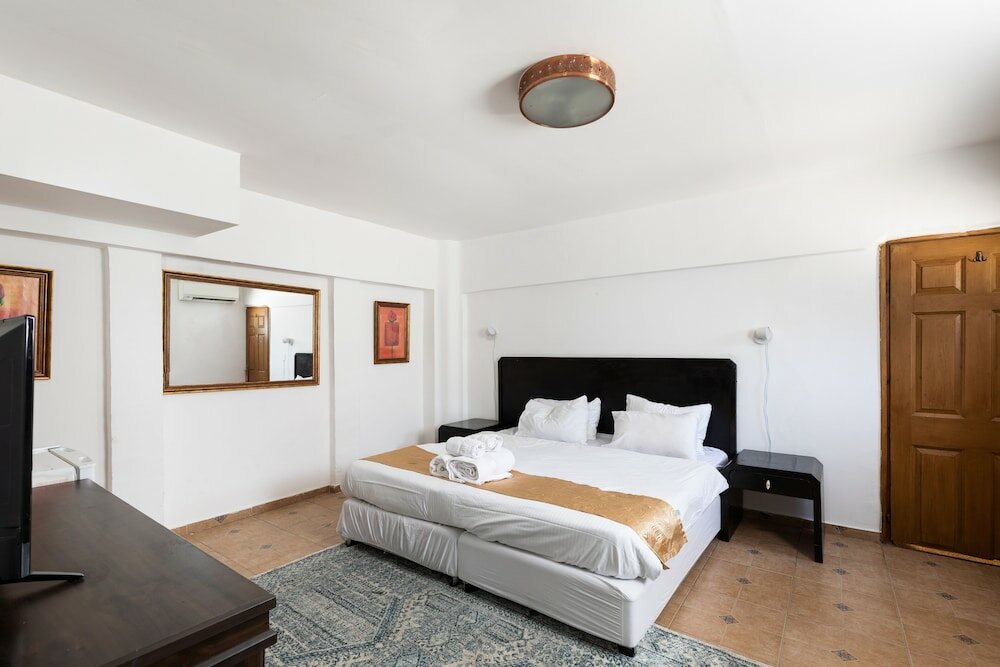 Фото The Colony Hotel