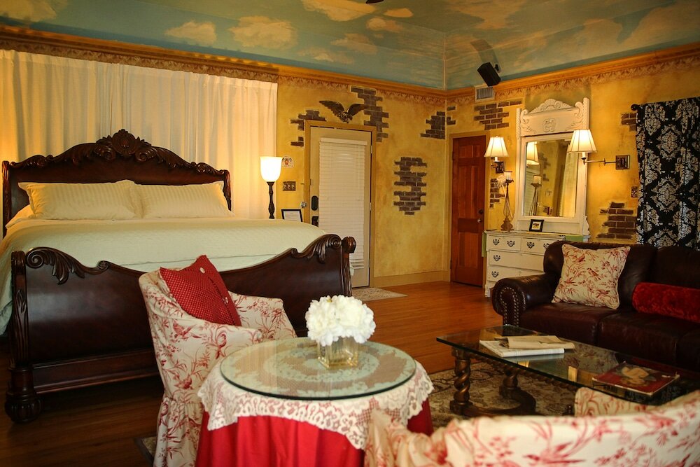 Фото The Old Liberty Schoolhouse