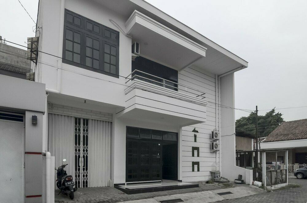 Hotel RedDoorz near Poncol Station, Semarang, photo