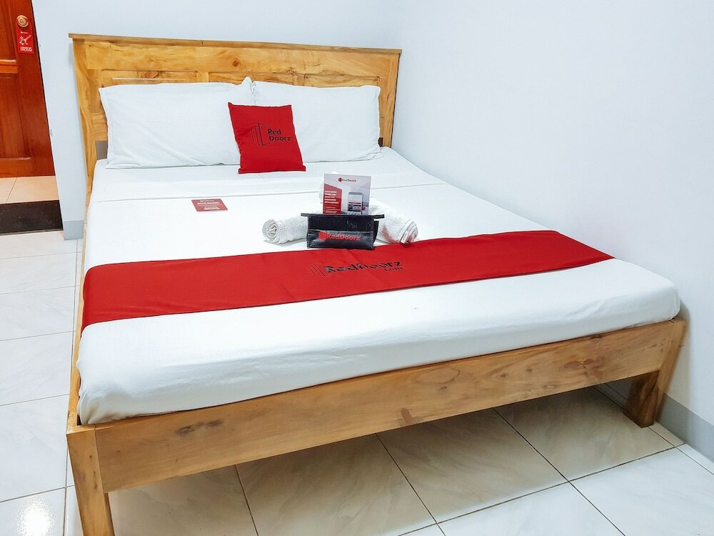 Фото RedDoorz near Ramiro Community Hospital