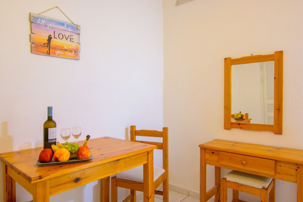 Фото Hiona Apartments