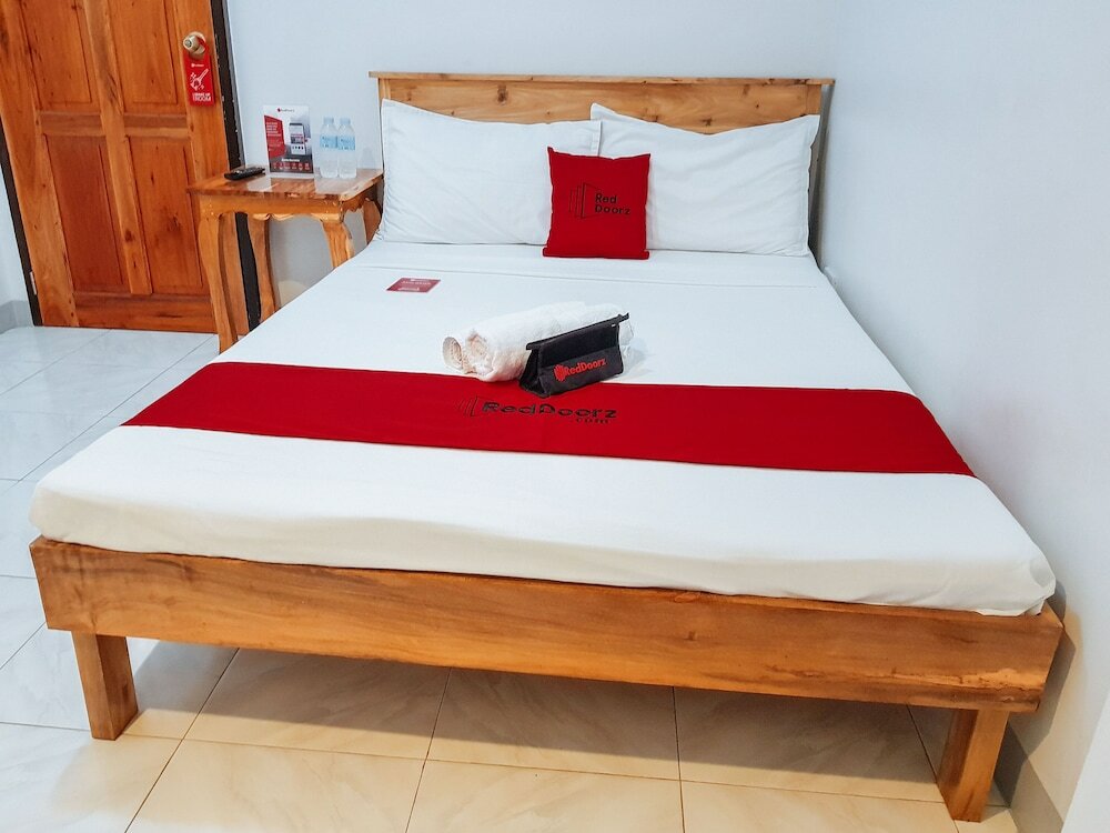 Фото RedDoorz near Ramiro Community Hospital