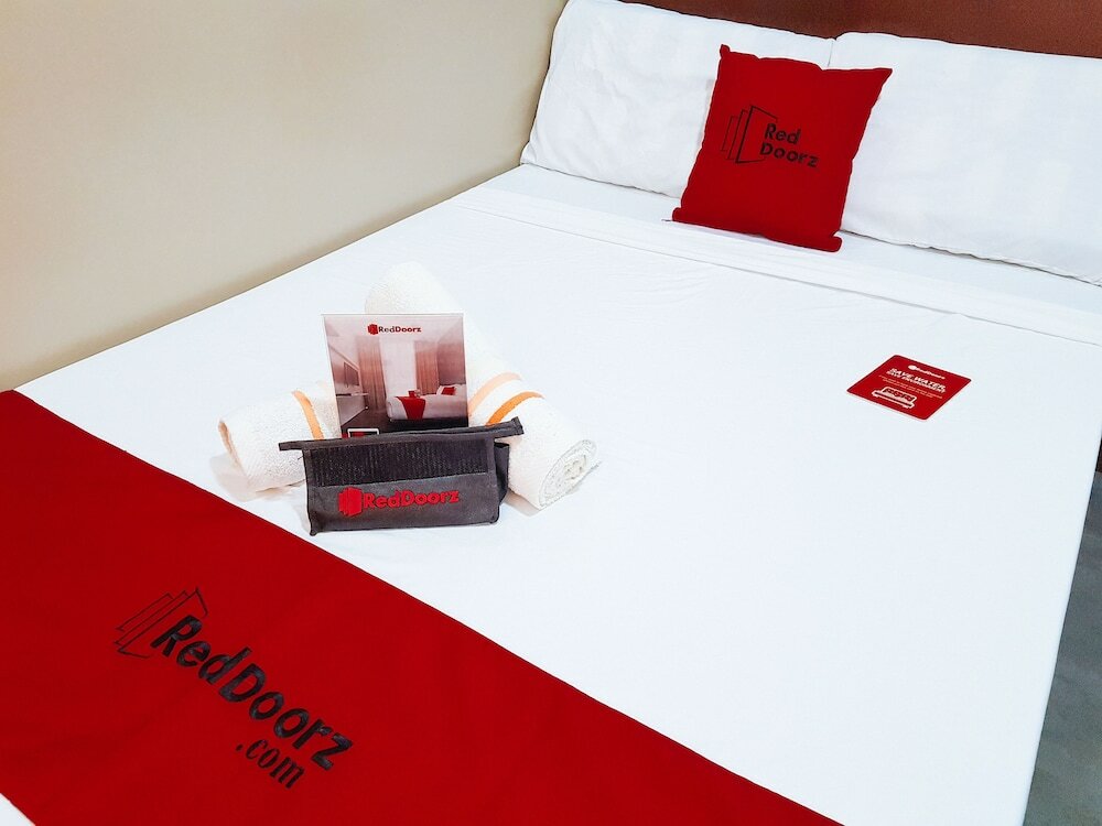 Фото RedDoorz @ Caimito Drive Dampas