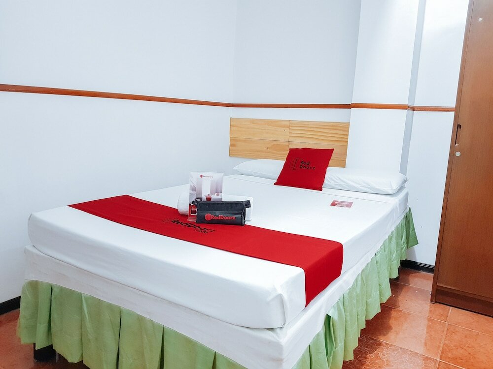 Фото RedDoorz @ Humayhumay Road Lapulapu