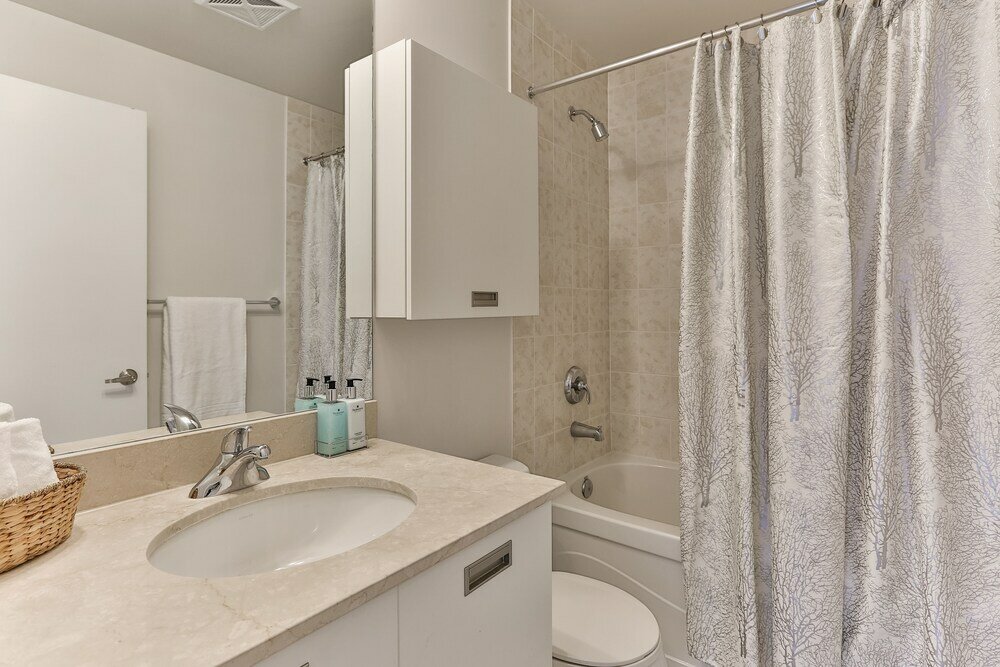 Фото Bright Sub-Penthouse on Bay St