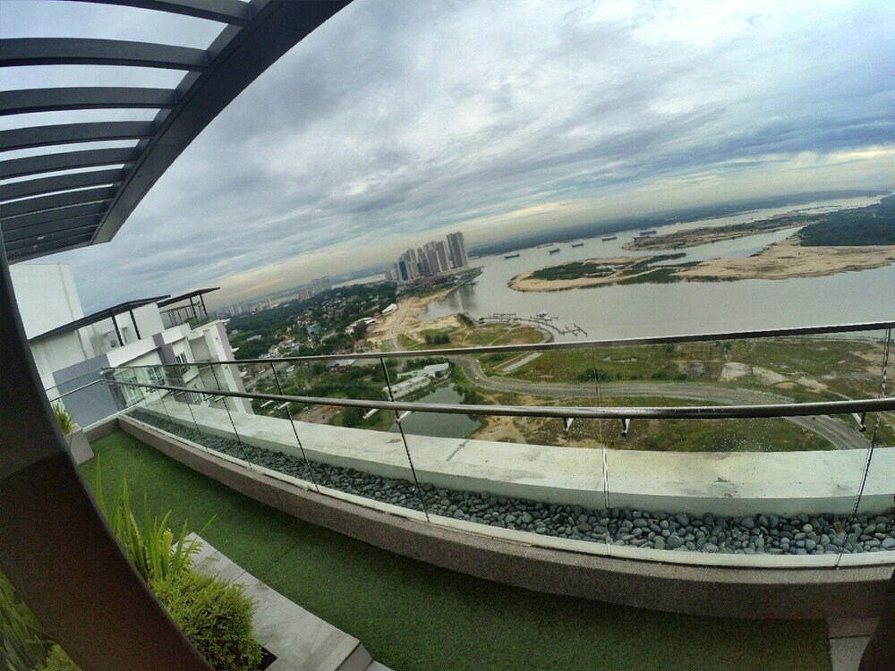 Фото City Living with Panoramic Sea Views at Danga Bay