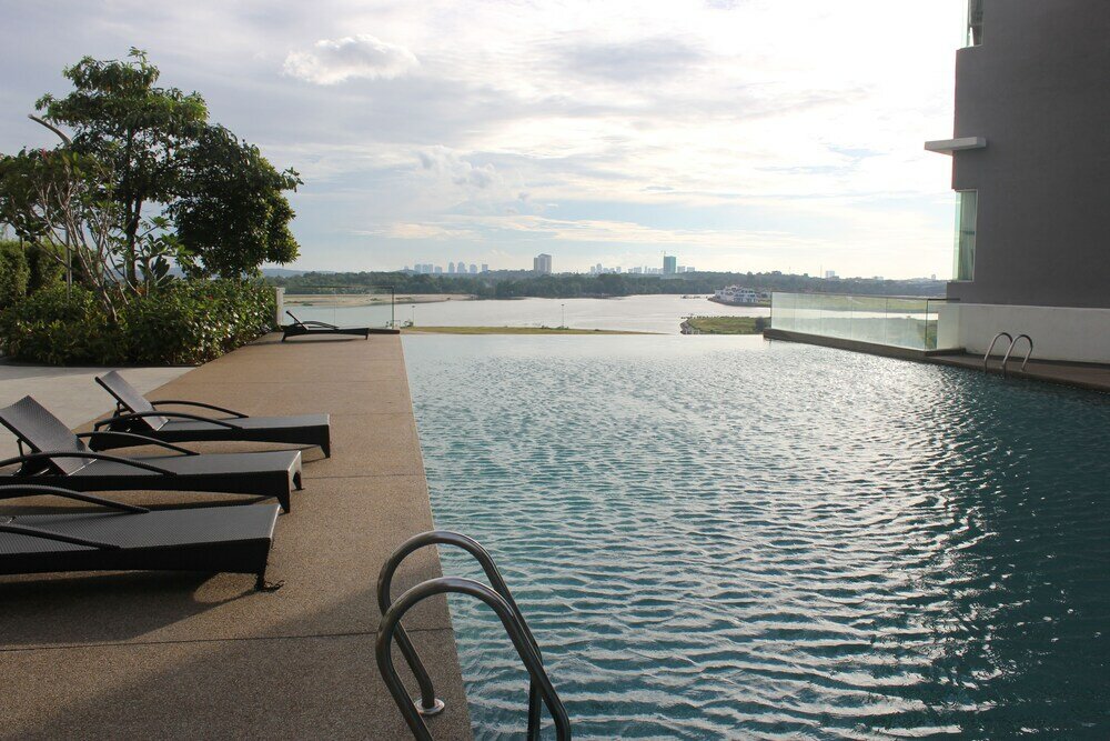 Фото City Living with Panoramic Sea Views at Danga Bay