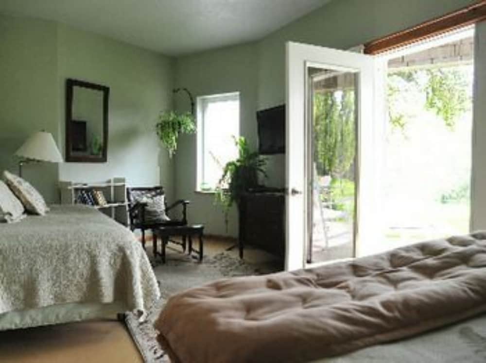 Фото Lucky Mud Inn and Disc Golf Resort