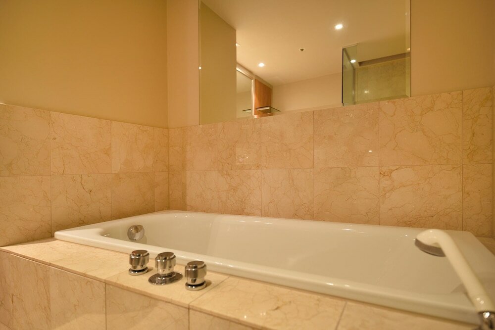 Фото Elegant Apartment With City View