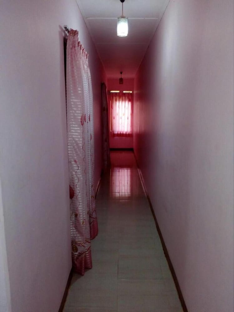 Фото Lizzie Villa Guest House