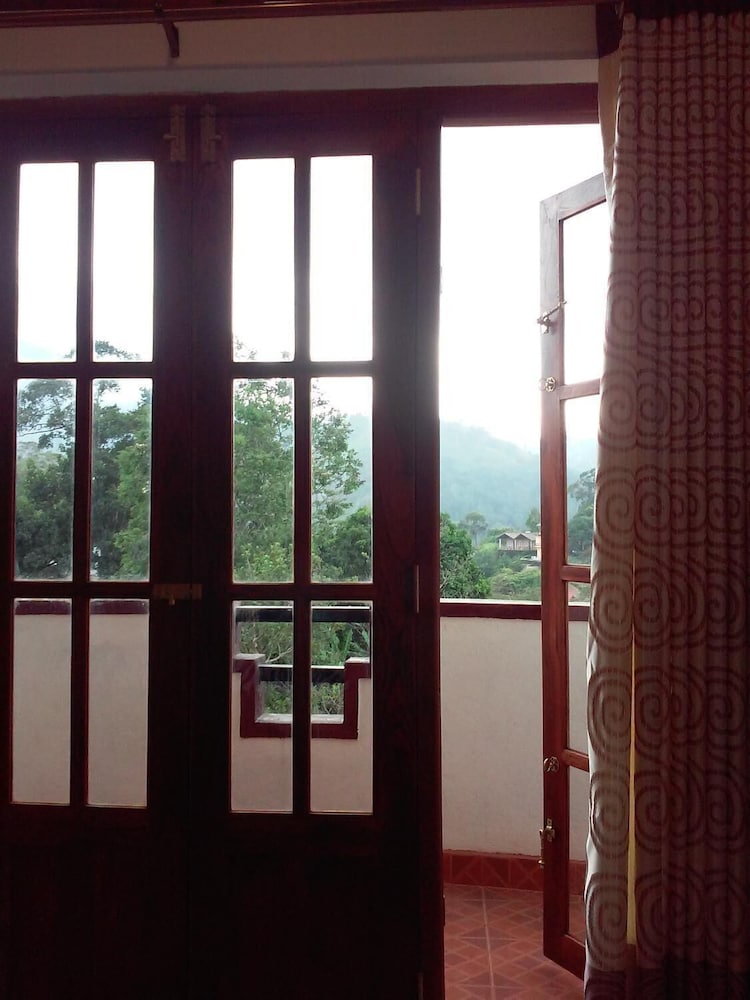 Фото Lizzie Villa Guest House