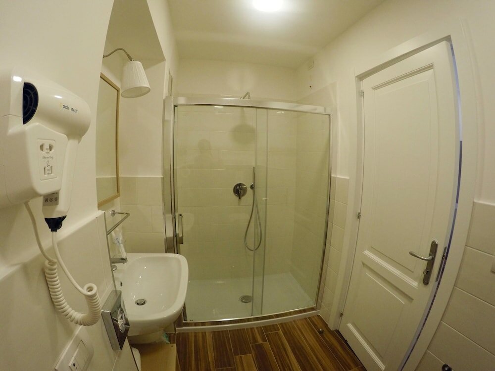 Фото Rooms Stazione Centrale