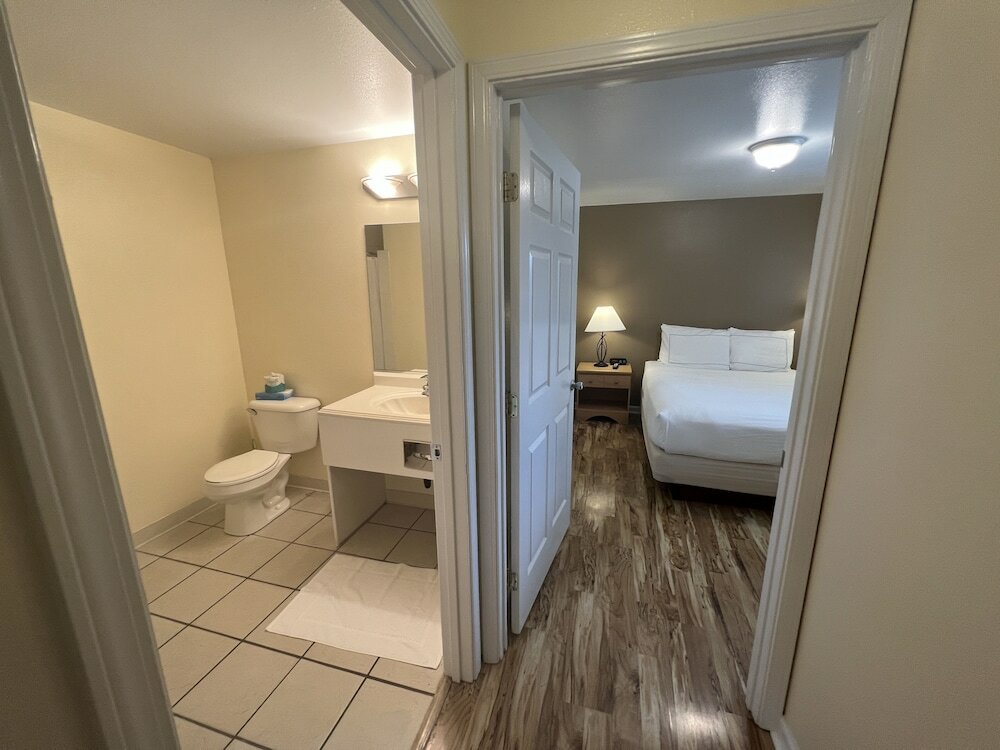 Фото Clear Lake Cottages & Marina