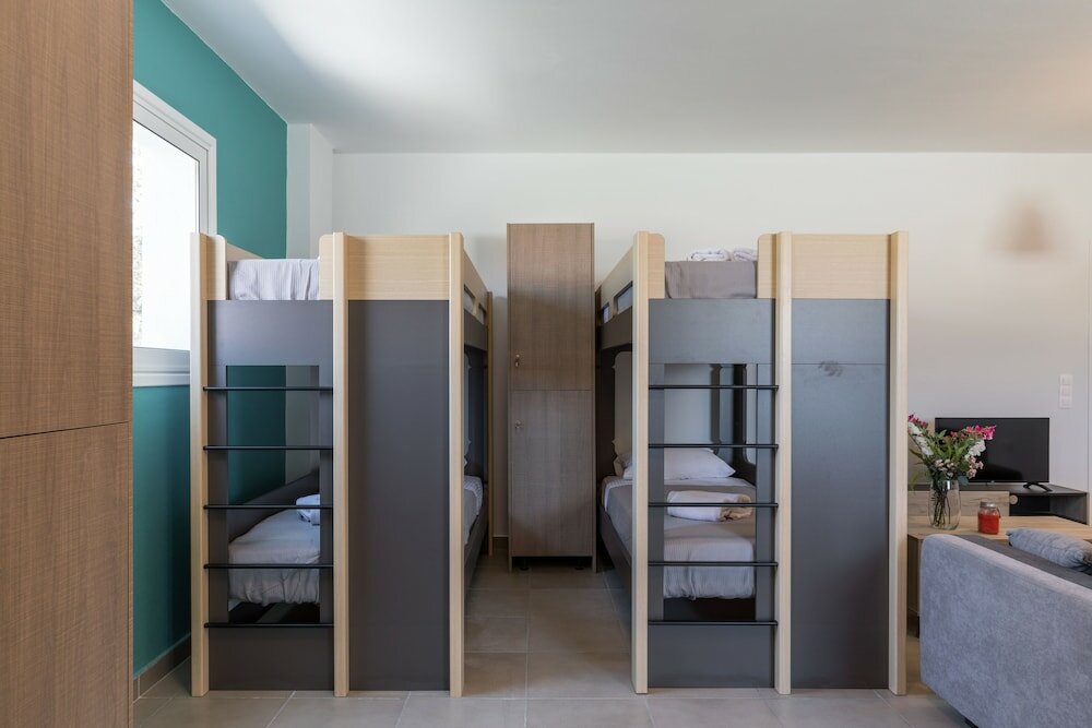 Фото Local Hostel & Suites